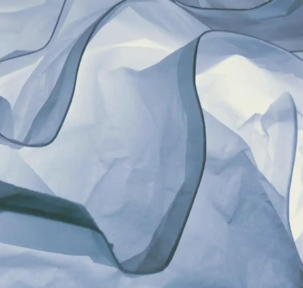 Leichter, transparenter Stoff, der sanft im Wind weht – Symbol für frische Energie und den Einstieg in die Feng Shui Beratung.