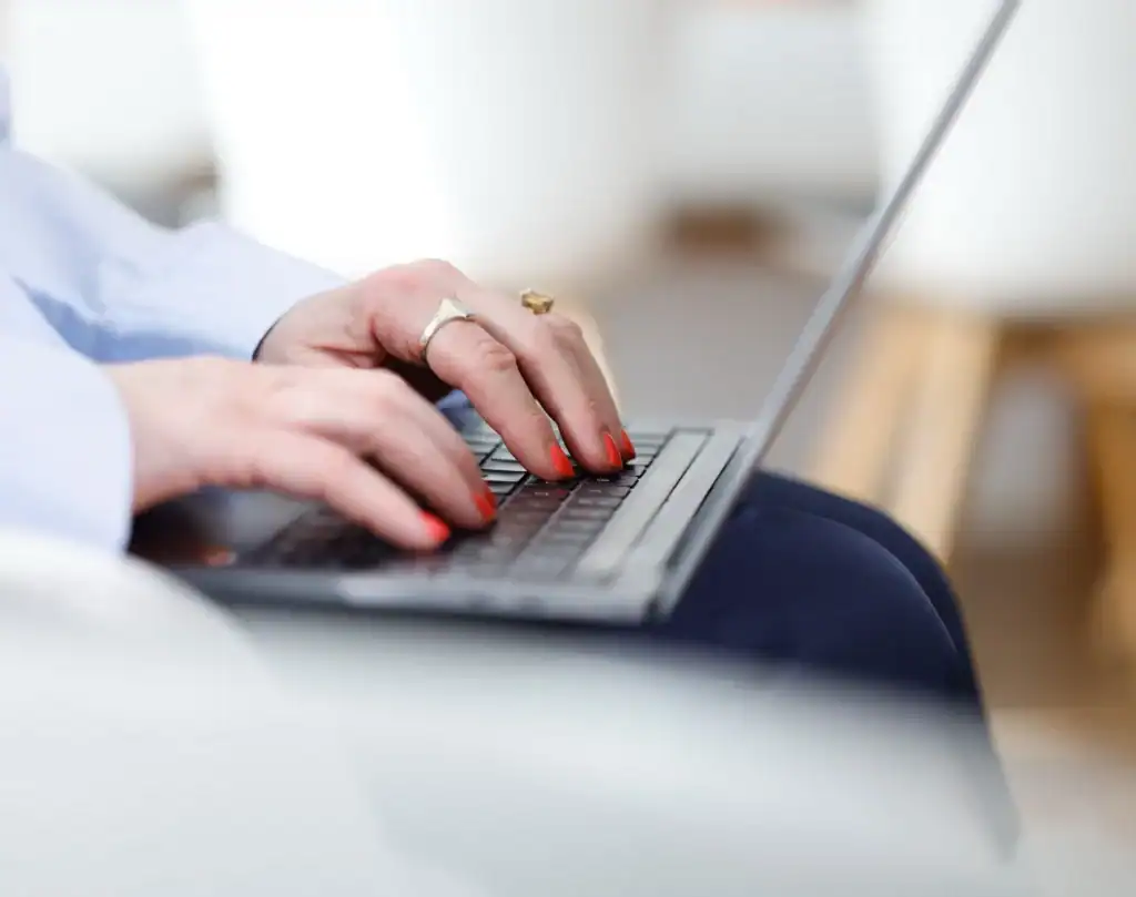 Nahaufnahme von Händen, die auf einer Laptop-Tastatur tippen – Fokus auf digitale Beratung und Projektplanung.